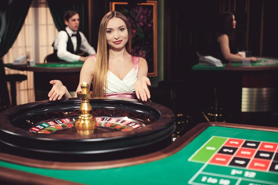 Dealer dan meja permainan dalam tampilan kasino live